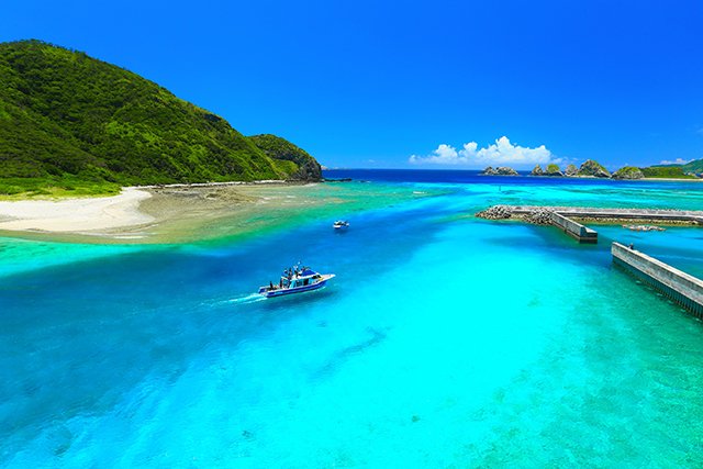 ダイビングボートと阿嘉島の海