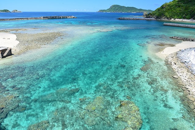 島と島の間の海