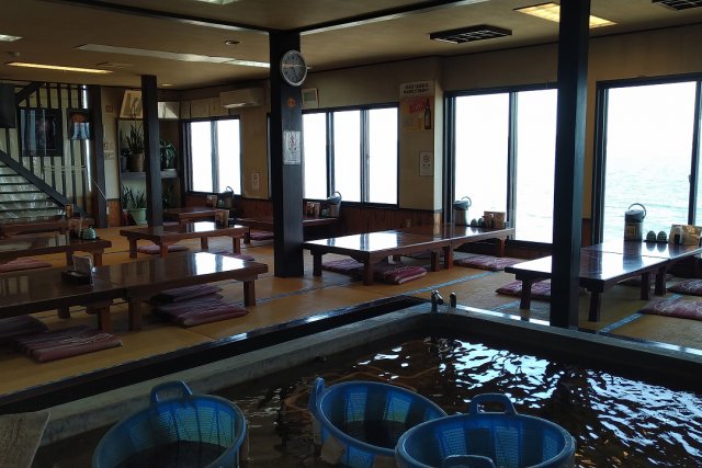 大きな生け簀のある食堂