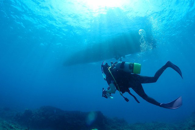 ダイバーとダイビングボート