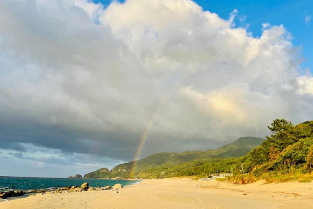 浜にかかる虹