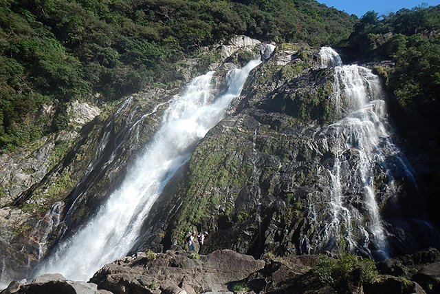 ぎりぎりまで近寄れる大迫力の滝
