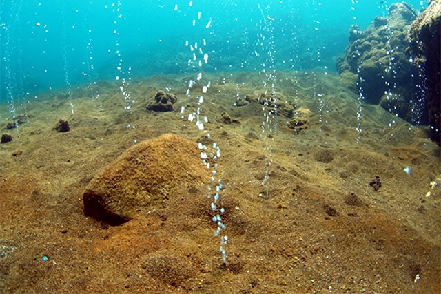 海中温泉は不思議な光景