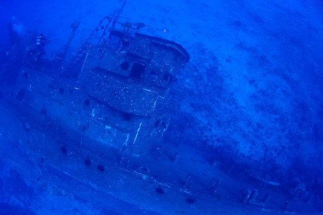 迫力の沈船。沈船あまみ（海上保安庁の巡視船だった船）