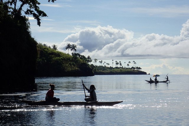 ボートの水面シルエット
