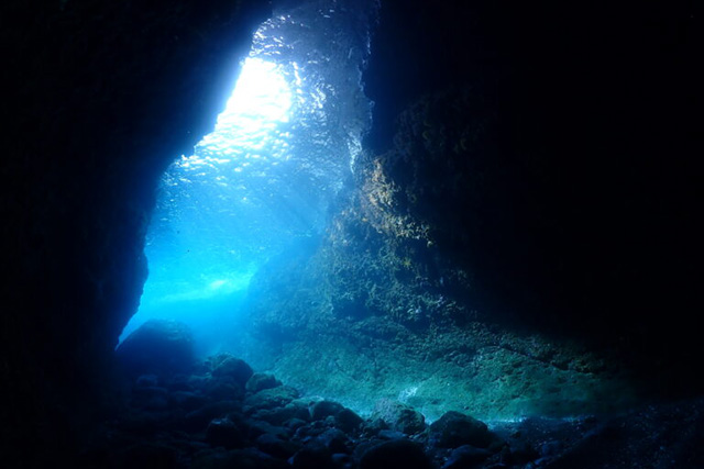 洞窟の入り口の光