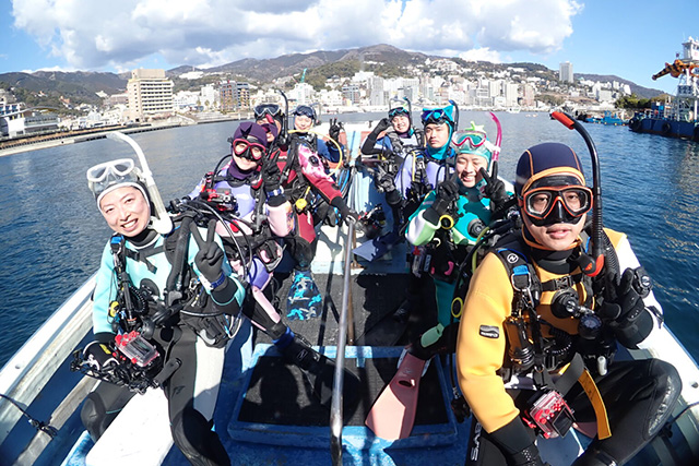 熱海の街並みを背にポイントまで