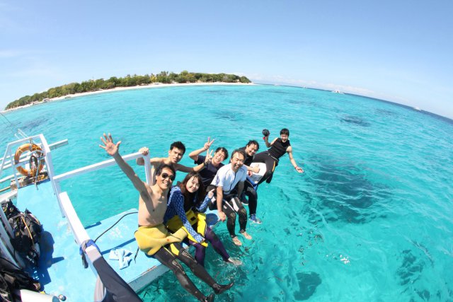 青い海とバンカーボート