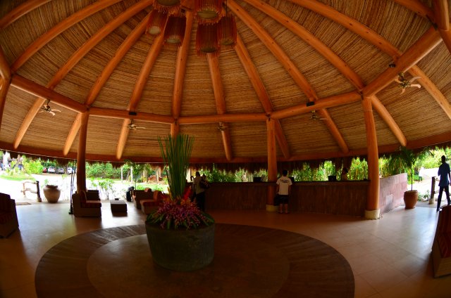 ホテルのロビーは広々。夕食の後は気の合う仲間とのんびり