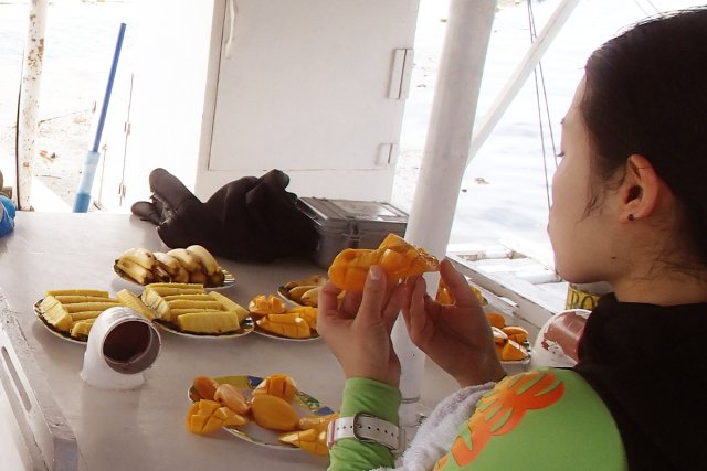 ダイビングボートの上で食べるマンゴーも最高！