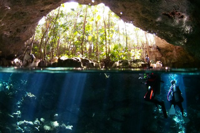 ぽっかり空いたセノーテの入り口