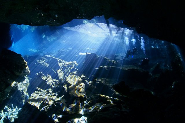 どこまでも見渡せるセノーテの中