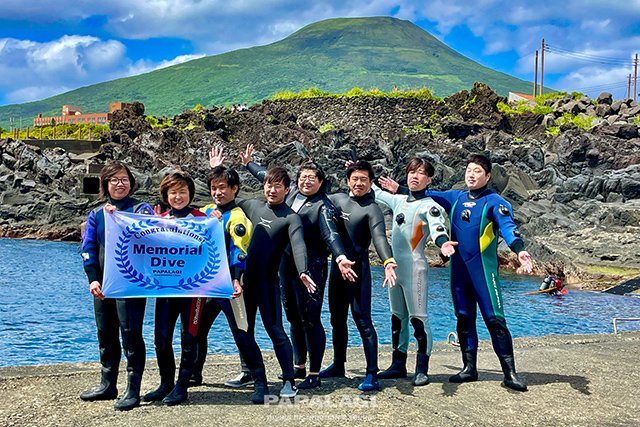 八丈富士をバックに