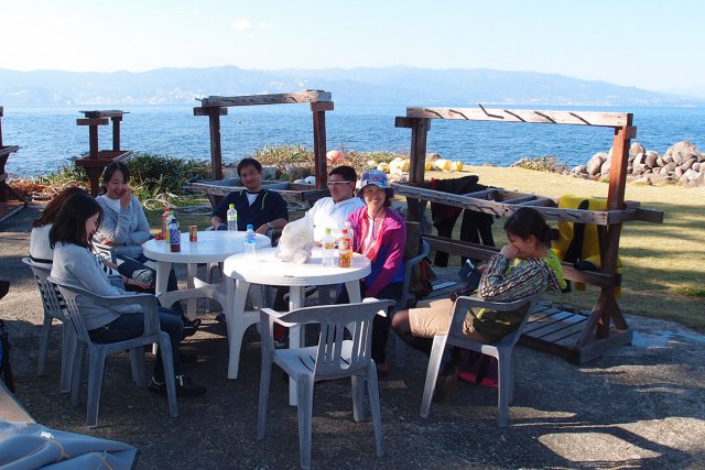 各チームにテーブルと椅子が用意されています