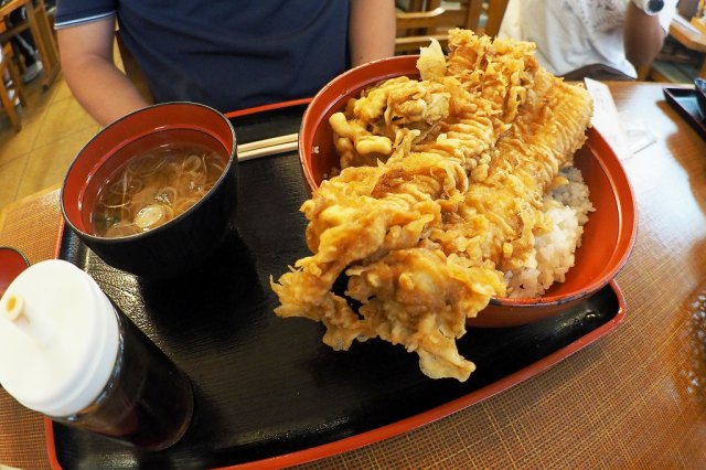 新鮮な海の幸を贅沢に使った丼ぶり