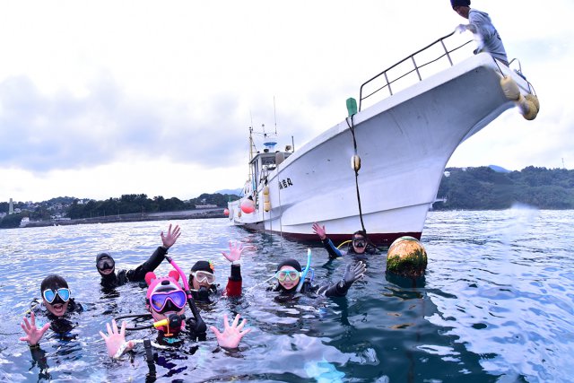 水面で集合写真