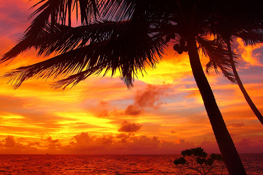 燃えるようなジープ島の夕日
