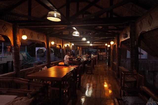 レストランも南国リゾート