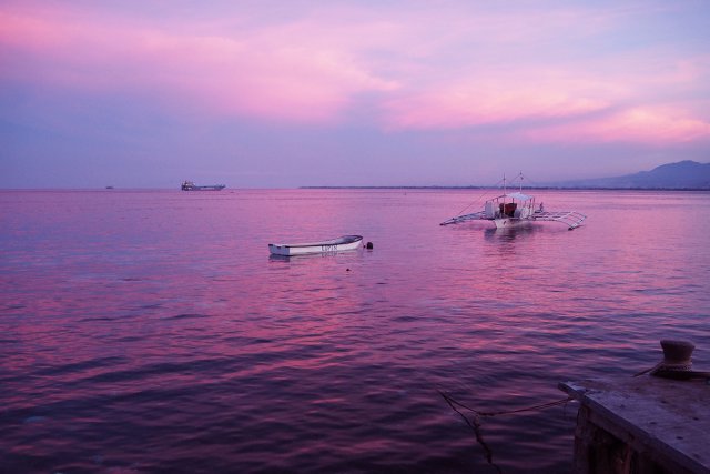 夕日に浮かぶバンカーボートが幻想的