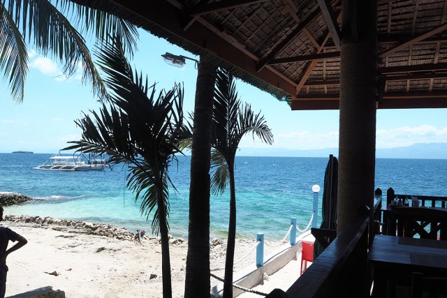 レストランからは開放的に海がすぐ間近に