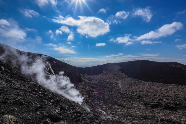 まだ噴煙がうっすらと昇る