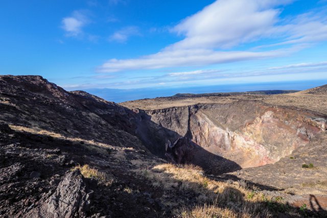 三原山山頂付近。お鉢巡りをしてみましょう。