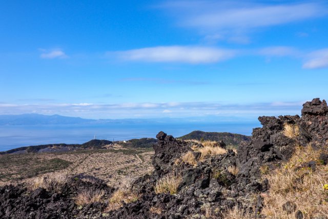 ところどころに冷え固まった溶岩が。