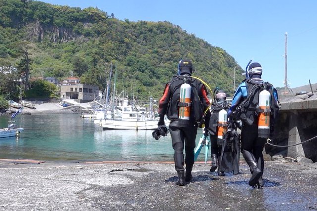 いよいよダイビング器材を背負って
