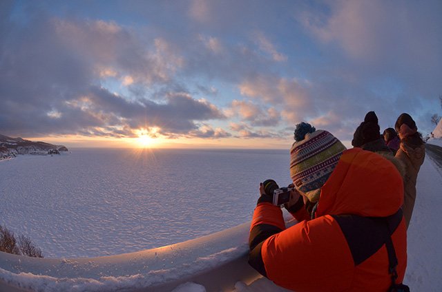 水平線までびっしりと流氷に覆われた知床の海