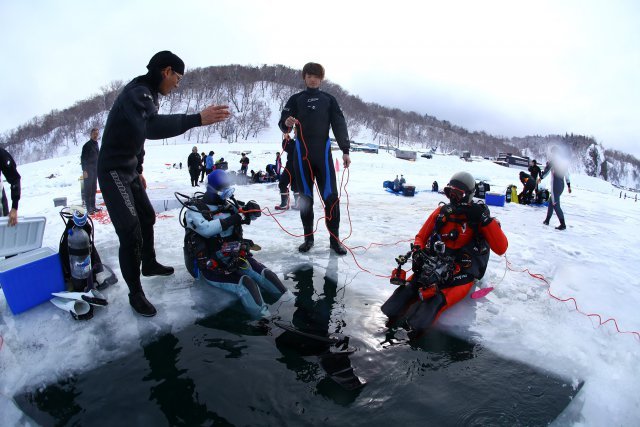 陸の準備は専門のスタッフが細かくケア。水中もガイドひとりにお客様２名までと少人数制だから安心。