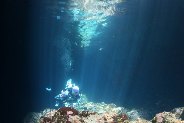 光が差し込む洞窟